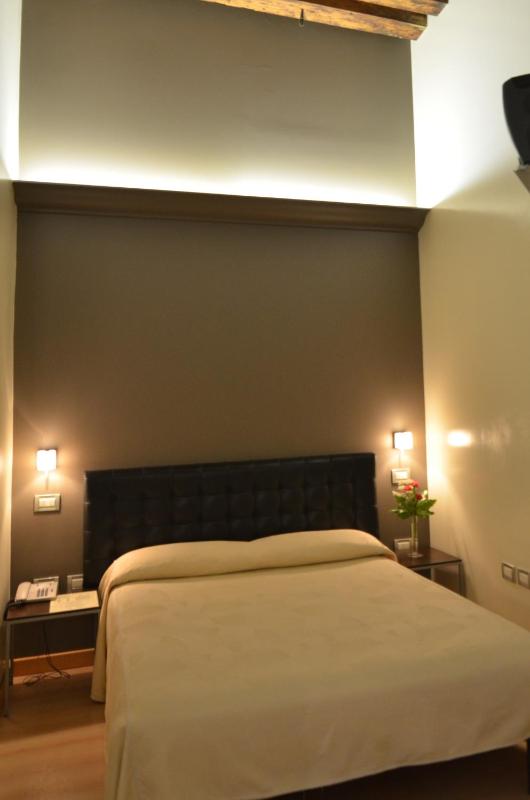 Standard Double Room image 4