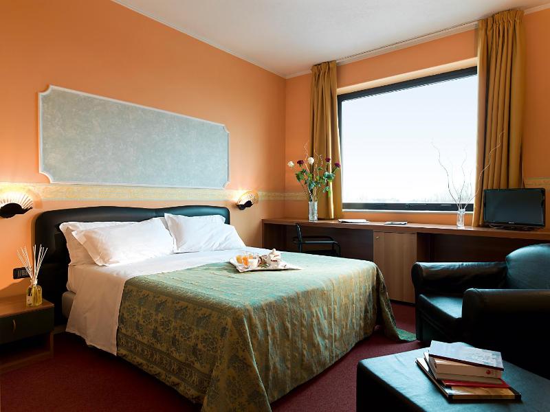 Basic Double or Twin Room image 3
