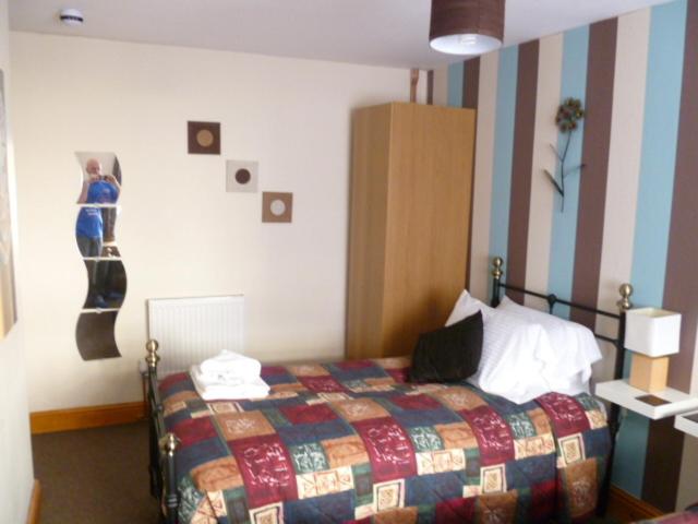Twin Room image 2