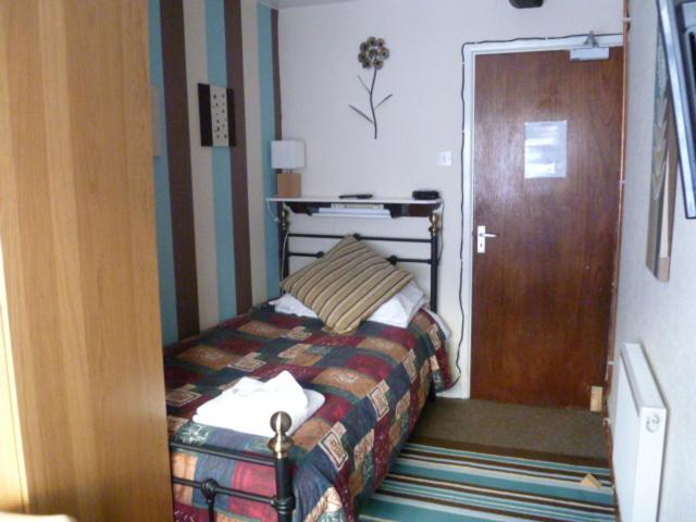 Single Room image 3