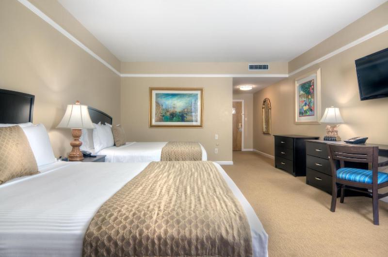 Deluxe Queen Room with Two Queen Beds image 4