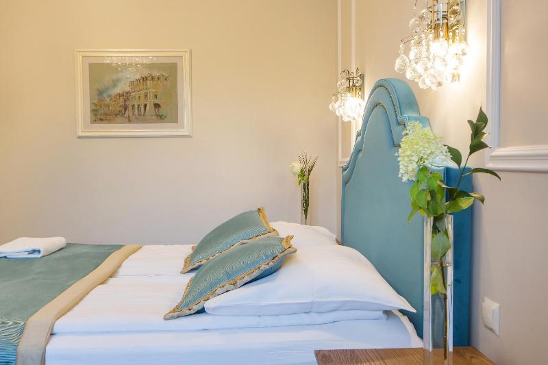 Large Double Room image 1