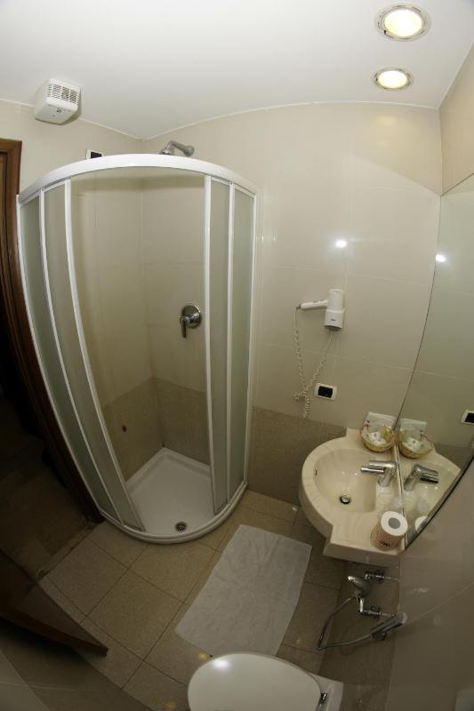 Triple Room (1Queen Size Bed + 1 Single Bed) image 2
