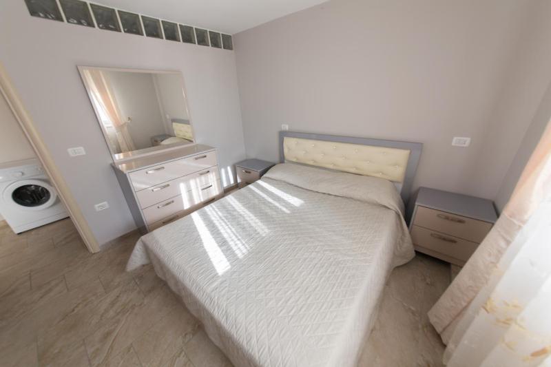 One-Bedroom Apartment with Window image 3