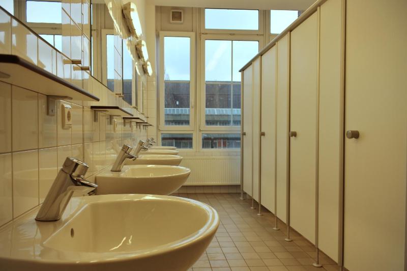 6-Bed Room with Shared Bathroom image 3