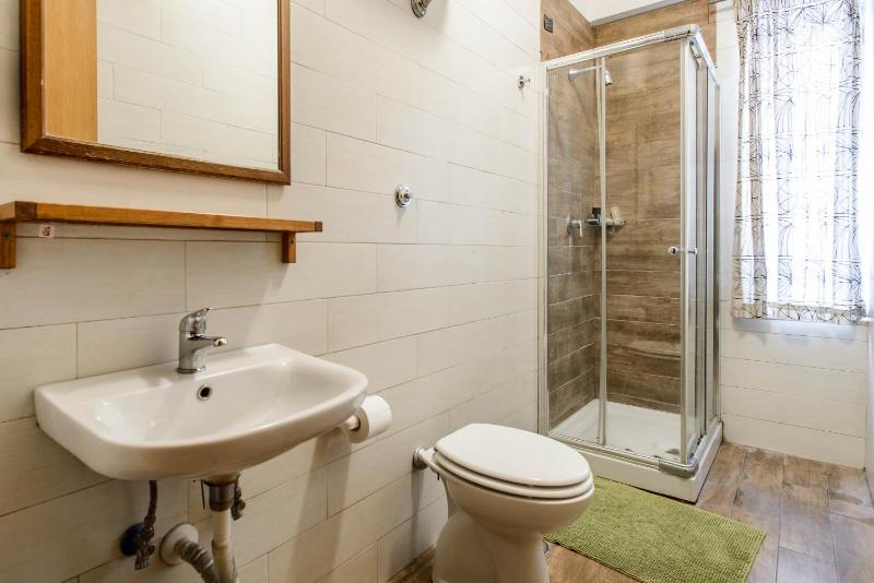 Quintuple Room with Shared Bathroom image 1