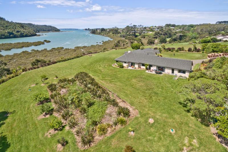 Okura River Estate Getaway - image 15