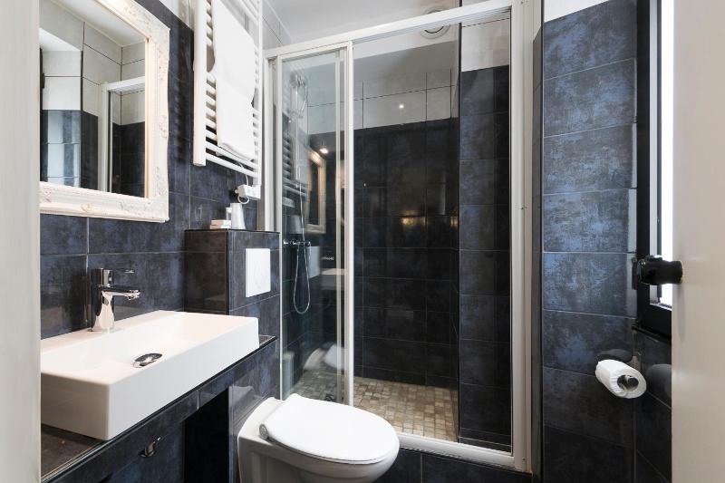 Twin Room with Shower image 2
