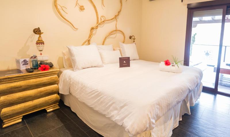 Deluxe Room image 3