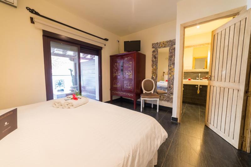 Deluxe Room image 2