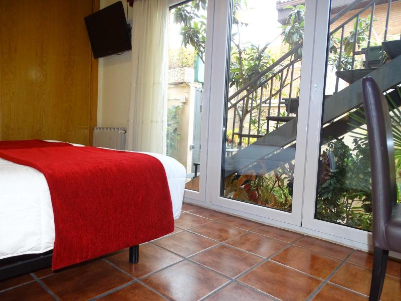 Twin Room with Private Bathroom image 4