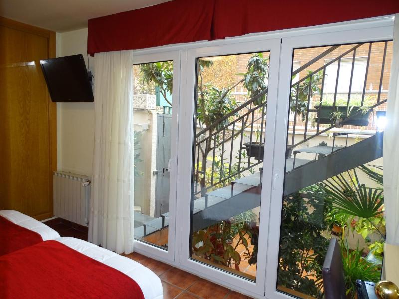 Twin Room with Private Bathroom image 3