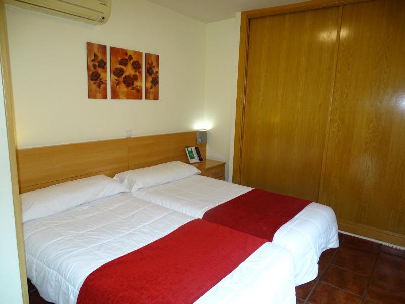 Twin Room with Private Bathroom image 2