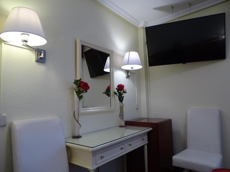 Double Room with Private Bathroom image 3
