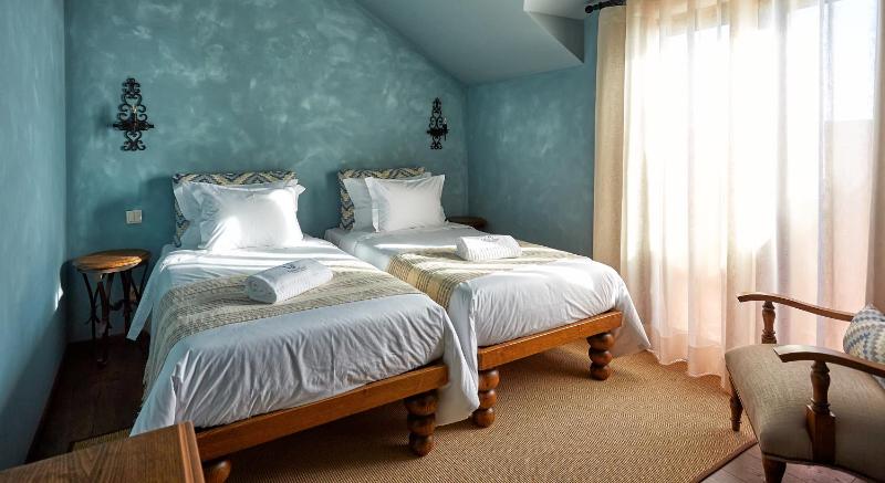 Twin Room with Balcony image 3