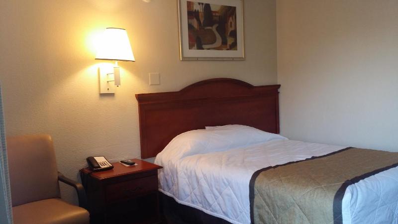 Standard Queen Room image 3