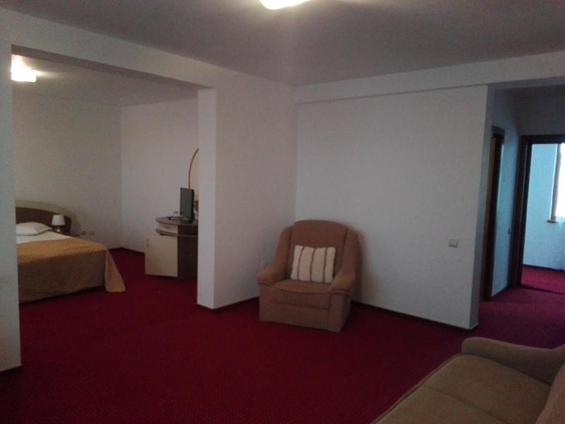 Large Double Room image 3
