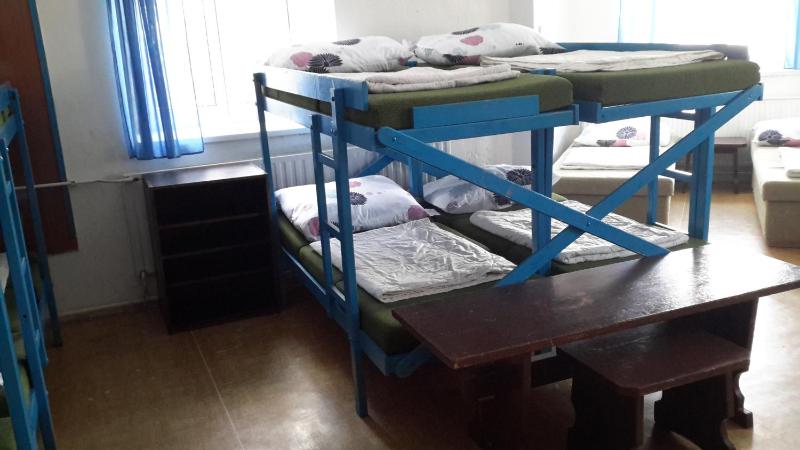 10-Bed Mixed Dormitory Room image 3