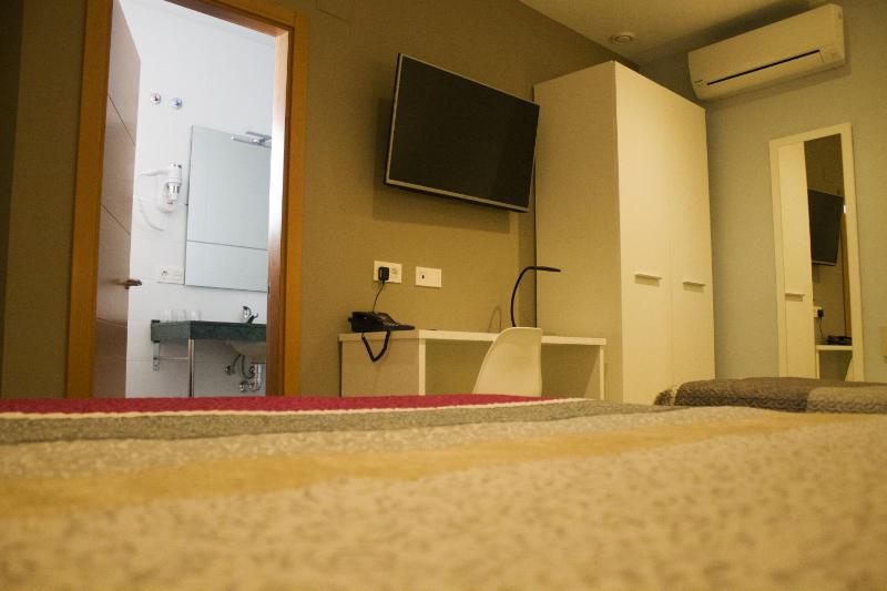 Triple Room with Garden View image 4