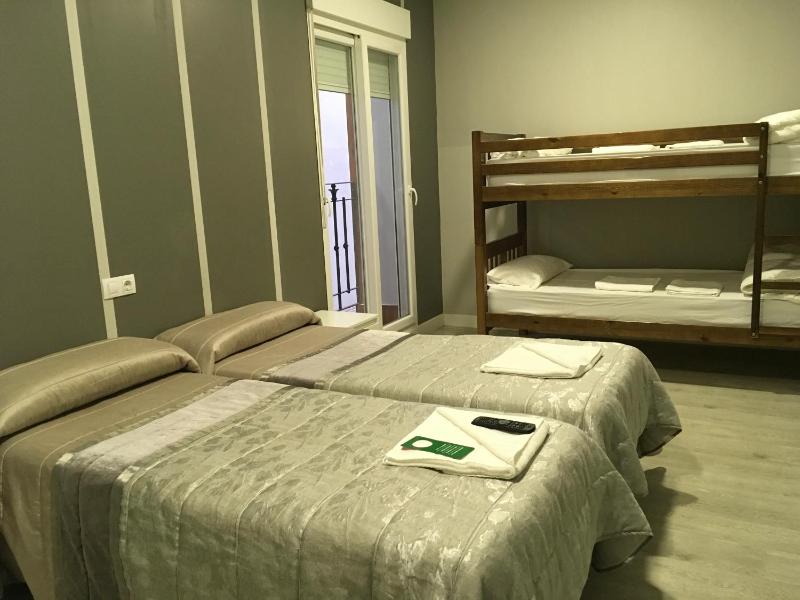 Quadruple Room with Bathroom image 2