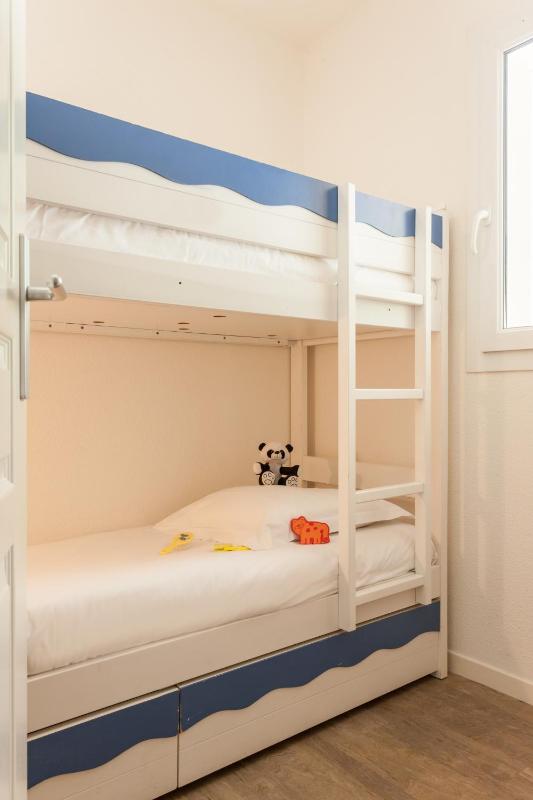 One-Bedroom Apartment with Sleeping Alcove and Terrace or Balcony (6 People) - Sea View image 4