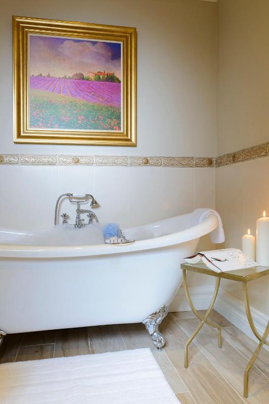 Deluxe King Room with Garden View image 4