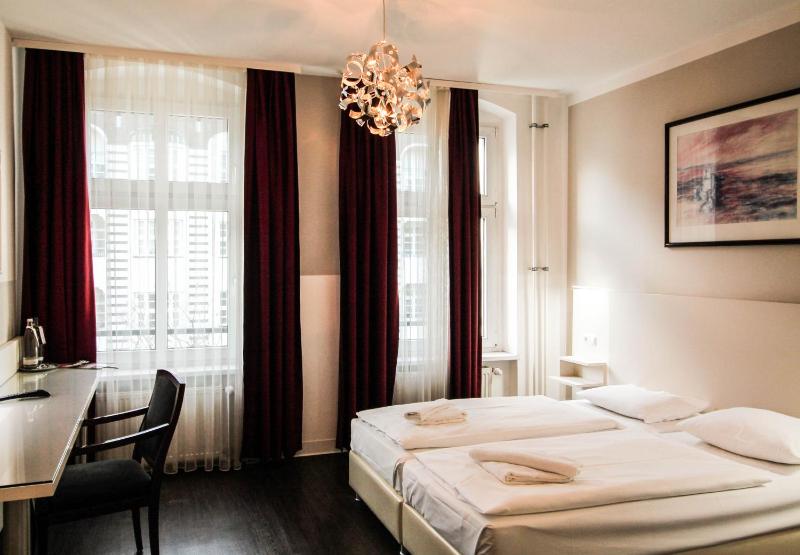 Superior Twin Room image 3