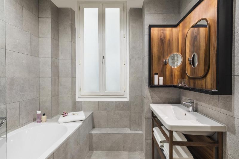 Junior King Suite with Sofa Bed with Access to Relaxation Area image 2