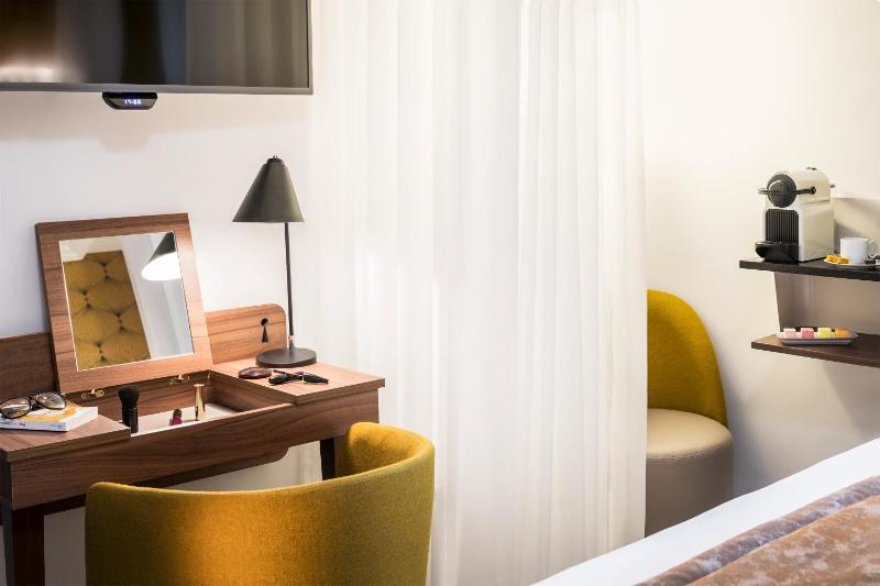 Classic Queen Room with Spa Access - View/Non-Smoking image 4