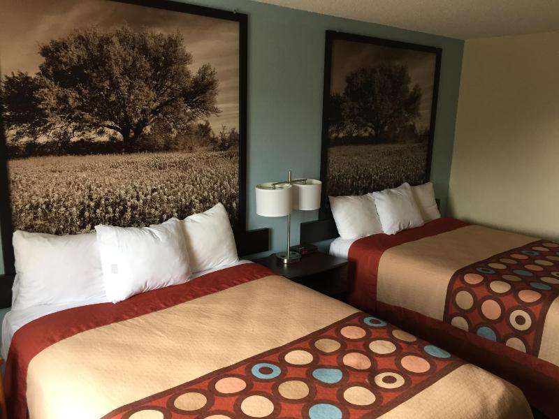 Queen Room with Two Queen Beds - Non-Smoking image 2