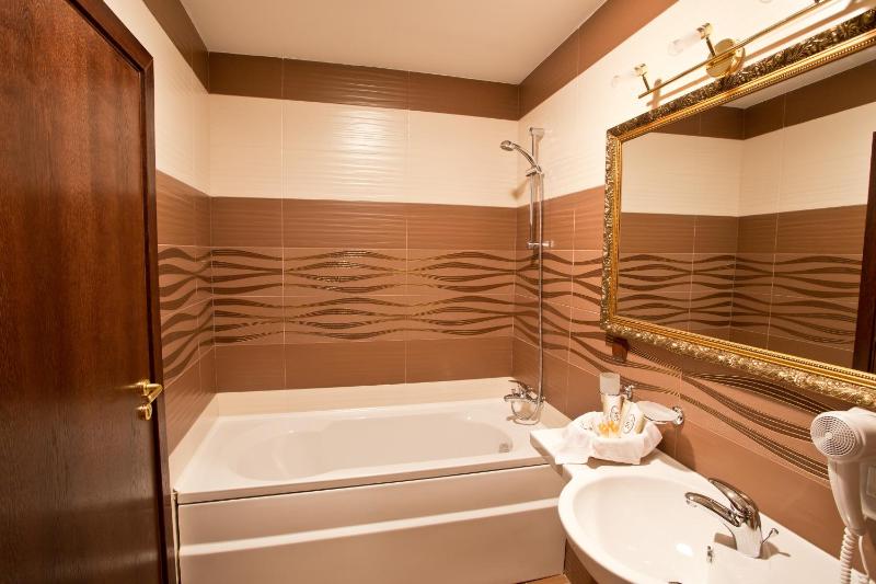 Double or Twin Room with Free Underground Parking image 2