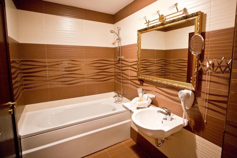 Double or Twin Room with Free Underground Parking image 3