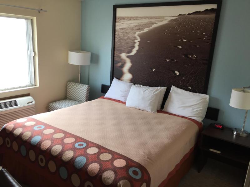 King Room with Roll-In Shower - Mobility/Hearing Accessible - Non-Smoking image 2