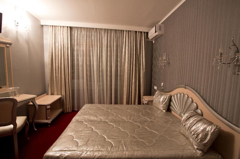 Double or Twin Room with Bath and Free Underground Parking image 3