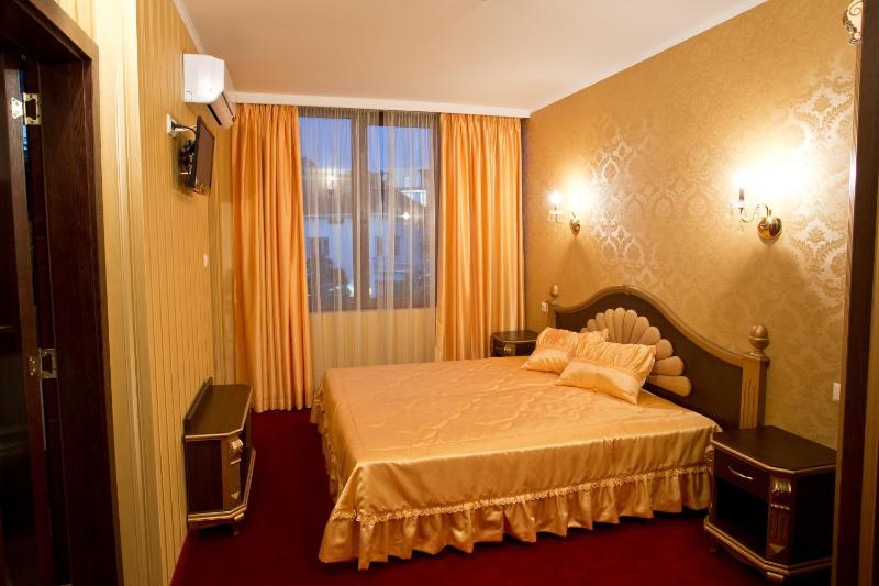 Double or Twin Room with Bath and Free Underground Parking image 2