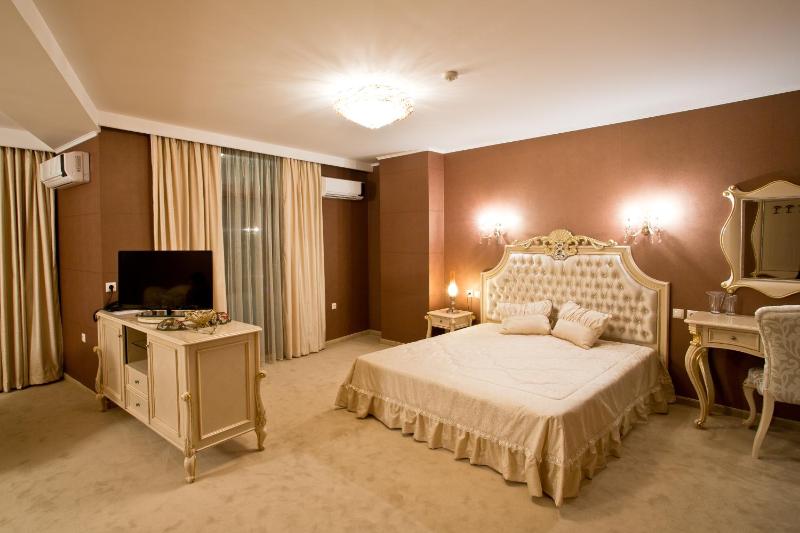 VIP Junior Suite with Free Underground Parking image 1