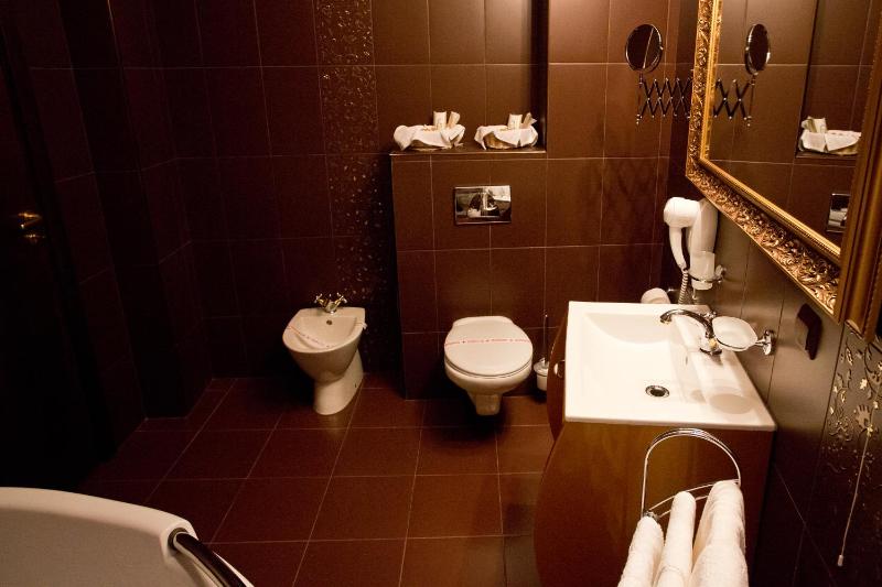 VIP Junior Suite with Free Underground Parking image 3
