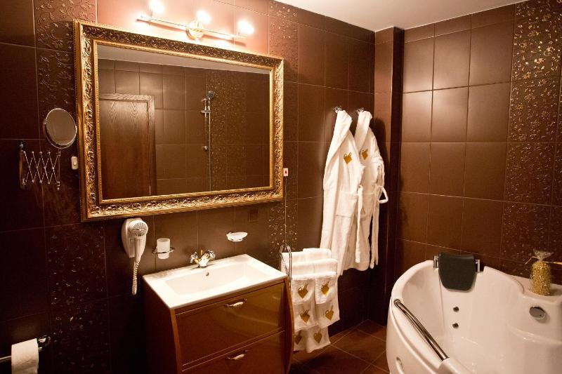 VIP Junior Suite with Free Underground Parking image 2