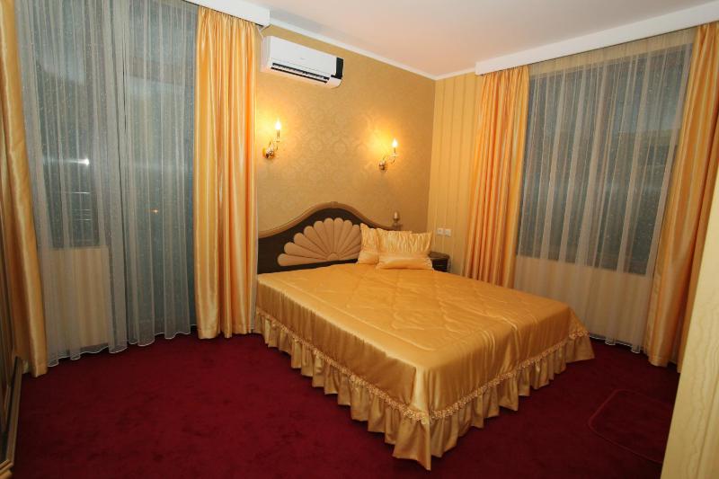 Double or Twin Room with Free Underground Parking image 4