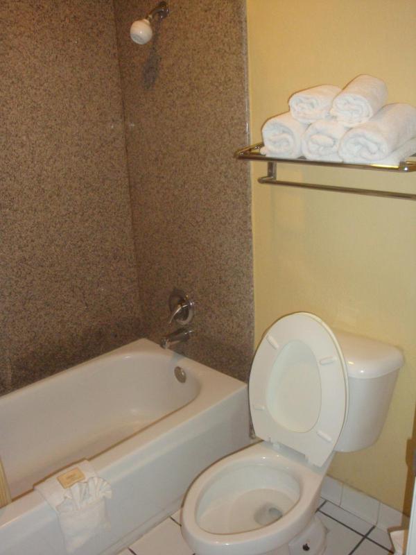 Queen Room with Two Queen Beds - Non-Smoking image 2