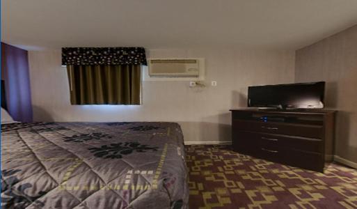 Queen Room with Two Queen Beds - Smoking image 4