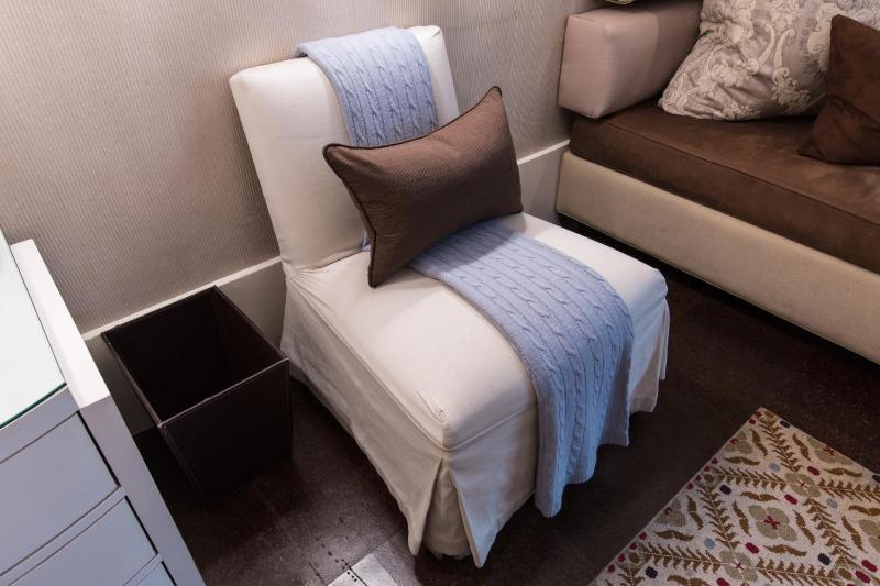 King Luxe Room image 3