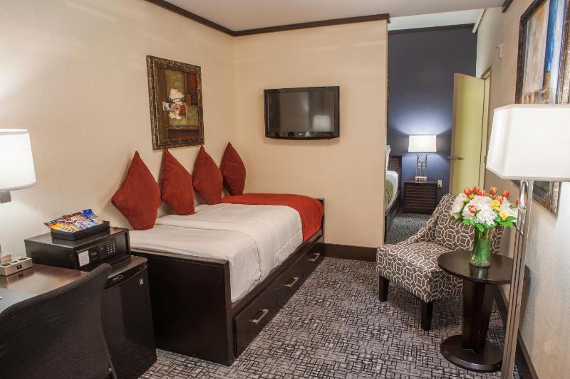 Deluxe Queen Room with Day Bed image 3
