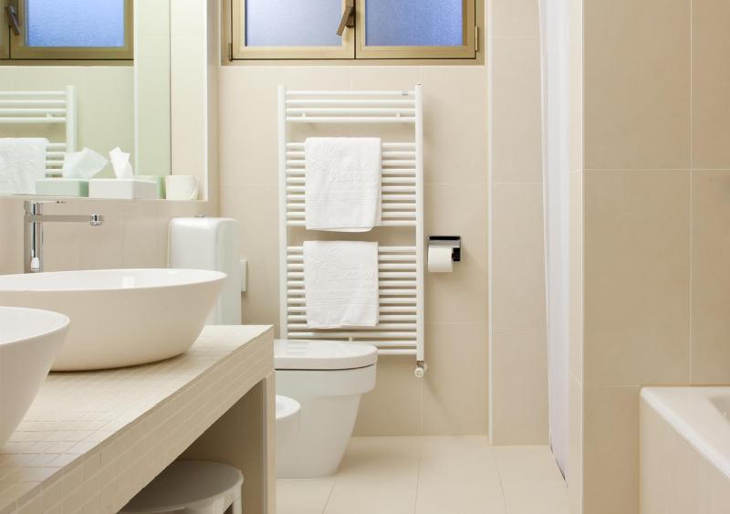 Superior Double Room with Balcony and Lake View image 3