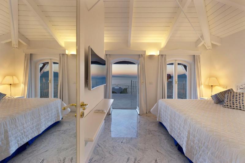King Suite with Sea View image 3