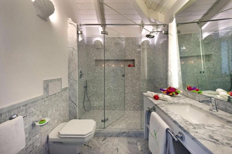 King Suite with Sea View image 4