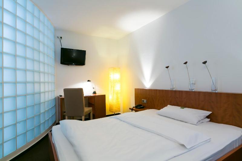 Budget Single Room image 3