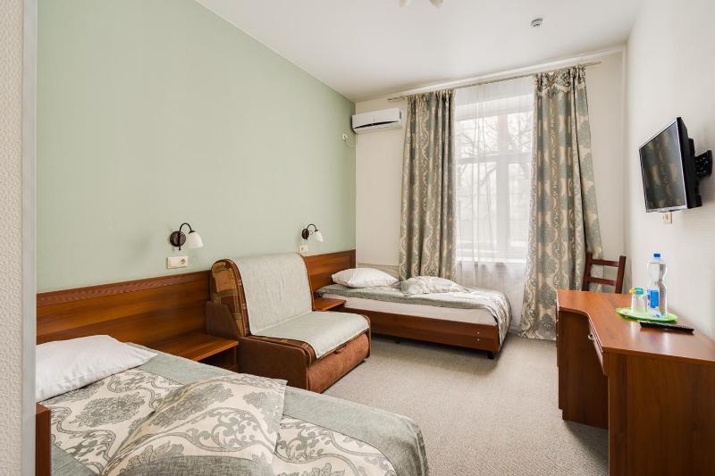 Twin Room with Extra Bed image 2