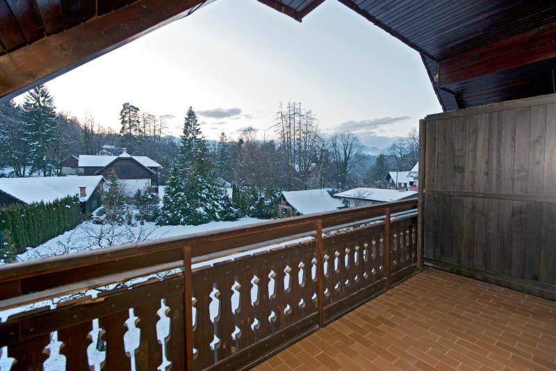Quadruple Room with Balcony and Shared Bathroom image 4