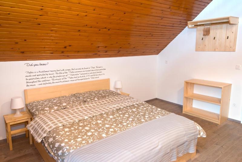 Double Room with Balcony and Shared Bathroom image 4